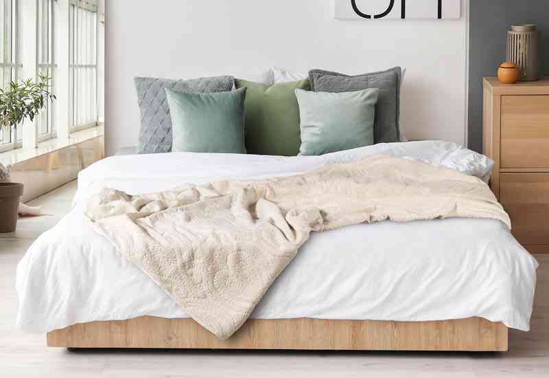 Profinjeni klasični uzorak uljepšava svaki krevet ili kauč.